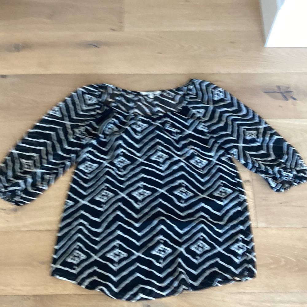 Black and White Geometric Patterned Top